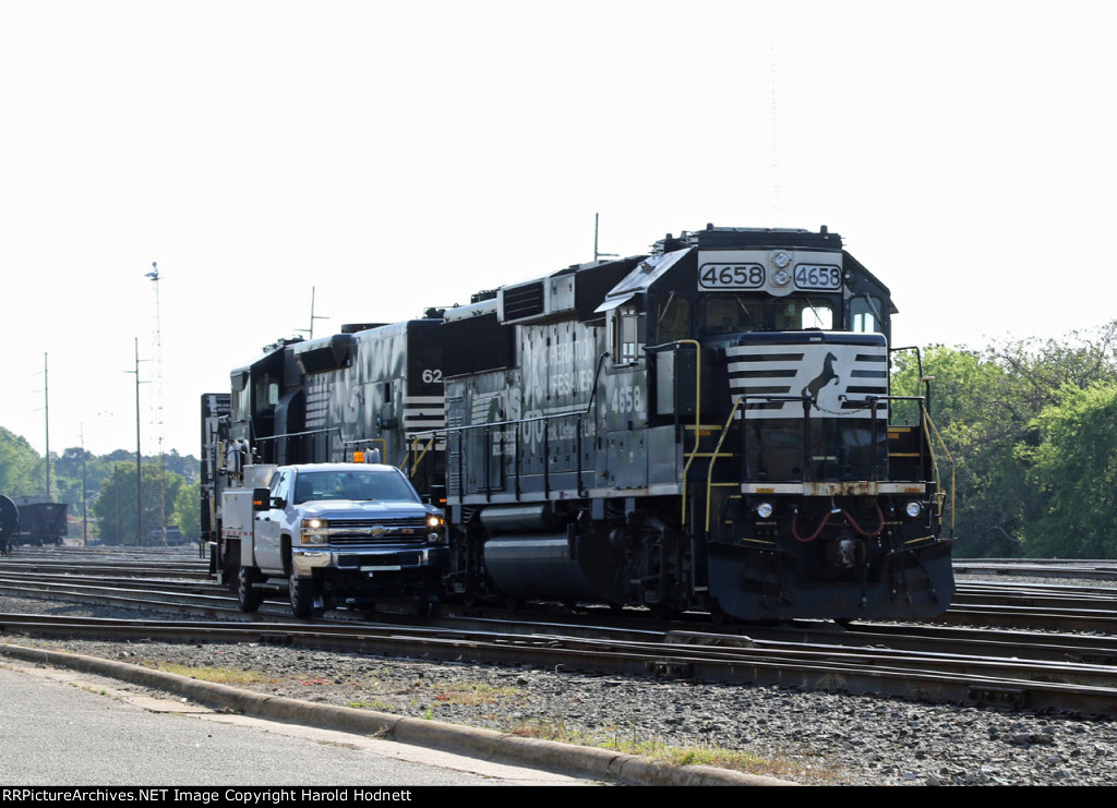 NS 4658 & 622 in Glenwood Yard with a HighRailer passing